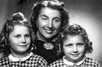 Eva Mikešová (vlevo) s matkou Ludmilou Matějkovou a mladší sestrou Ludmilou kolem roku 1942