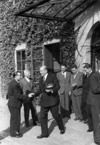 Uvítání Jana Masaryka na zámku Heřmanův Městec, mezi vítajícími je i otec Evy Mikešové František Matějka, kolem roku 1946