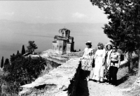 Eva Mikešová (v dlouhých šatech uprostřed) s kolegyněmi ze souboru, Jugoslávie, 70. léta