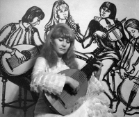 Eva Mikešová ve svém bytě v Mladějovského ulici, v pozadí malba na zdi od její sestry Ludmily, Mariánské Lázně, 70. léta