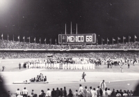 Slavnostní zakončení letní olympiády v Mexiku, kde Petr Čermák skončil s osmiveslicí na pátém místě, 1968