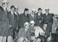 Petr Čermák (zcela vlevo) na snímku s kolegy z bronzové osmiveslice na olympijských hrách v Tokiu, 1964