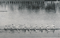 Československá osmiveslice při závodě na olympiádě v Tokiu, Petr Čermák je zcela vpravo. Telefoto ČTK, 1964