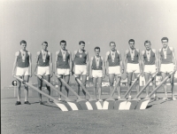 Petr Čermák (třetí zleva) na snímku s kolegy z bronzové osmiveslice na olympijských hrách v Tokiu, 1964