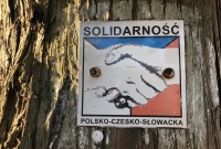 Pamětní cedule na Borůvkové hoře, která připomíná tajné setkání polských a českých disidentů 15. srpna 1987