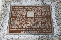 Pamětní deska na kostele v Bielicích, která polsko-českou spolupráci v době komunismu připomíná od roku 1995