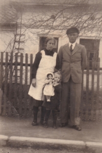 Hildegarda Stříbná s rodiči, 40. léta 20. století