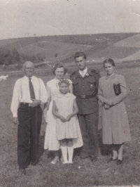 Rodinná fotografie, 1959. Zleva otec Mikuláš Hanzlík, Hildegarda Stříbná, manžel Arnošt Stříbný, matka Augusta Hanzlíková, vepředu sestra Marie