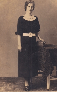 Augusta Hanzlíková, matka pamětnice, 1936