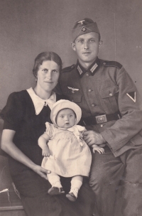 Hildegarda Stříbná s rodiči, rok 1939