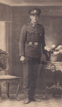 František Hanzlík, otec pamětnice, v uniformě Československé armády, 30. léta 20. století, otec pamětnice