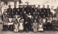 Hildegarda Stříbná (v druhé řadě sedmá zleva) v obecné škole v Kobeřicích, 1951