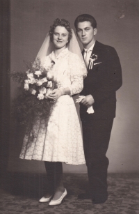 Svatební fotografie Hildegardy a Arnošta Stříbných, 1962