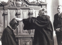 Kněžské svěcení Rostislava Valuška, 1975