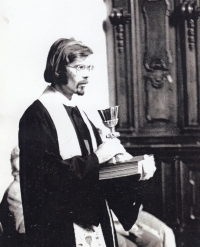 Kněžské svěcení Rostislava Valuška, 1975