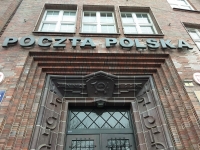 Hlavní vchod do budovy někdejší hlavní pošty ve Wroclawi na Krasińského ulici, v jejíž budově pamětník v letech 1975–1982 pracoval. V době stávky v srpnu 1980 byla ozdobena polskými vlajkami, portrétem Jana Pavla II. a obrázkem Černé madony čenstochovské, dnes v budově sídlí pošta Wrocław 1 a Muzeum pošty a telekomunikace