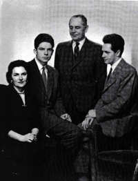 Oslava stříbrné svatby rodičů, 1959. Jan Malypetr sedí na fotografii vpravo