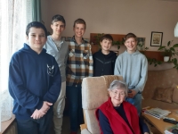 Z natáčení u pamětnice, zleva: Adam Pospíšil, Lukáš Valenta, Matyáš Klimeš, Marek Gottwald, Adam Škoula, vpředu pamětnice Jana Žabová