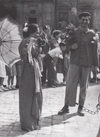 Studentský Majáles v Uherském Hradišti v roce 1956. Malíř Edgar Baran s koulí na noze představující socialistický realismus. Přímo z průvodu byl odveden k výslechu