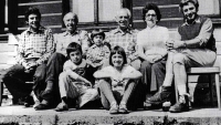 Rodina Malypetrových na chalupě v Krkonoších, Mísečky, 1977. Zleva bratr Jiří, strýc Jiří, bratrova dcera Alice, otec Jan, matka Míla, Jan Malypetr. Dole děti Jan a Renata