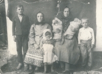 Vlevo mladý Václav Mašek spolu se svými sourozenci a matkou, Gerník, 1952
