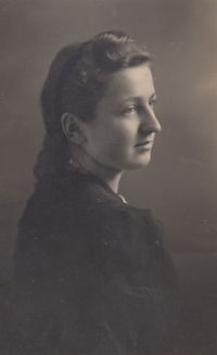 Maminka Gertruda Wonková rozená Hackelová, 1943.