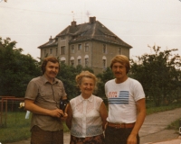 Zleva Pavel Wonka, maminka Gertruda, Jiří Wonka, 1980.