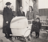 Zleva babička Anna Wonková, babička Hacklová, strýc Václav Fišera (bratranec otce), matka Gréta Hacklová, Pavel Wonka v kočárku, Jiří Wonka, 1953.
