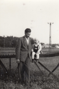 Jiří Wonka s tatínkem, 1951.