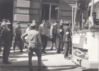 Převoz od soudu ve spálené ulici do vazby na Ruzyni, 1987.