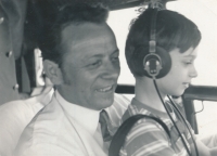 Břetislav Horáček se synem v kokpitu letadla na trase Praha–Ostrava v 80. letech