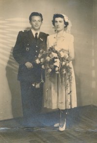 Břetislav Horáček se ženou při svatbě v roce 1950