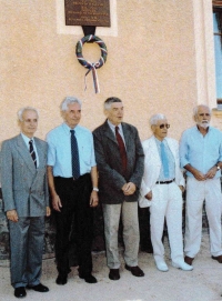 Odhalování pamětní desky dědečka Jana Malypetra na klobuckém statku, 2003. Zleva Petr Stránský, Jan Malypetr, Jiří Malypetr, Honza Stránský, Jiří Stránský