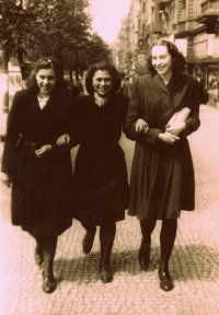 Boženka Košťálová s přítelkyněmi (uprostřed)