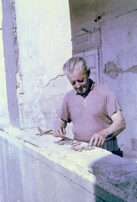 Otec pamětníka v době, kdy pracoval u archeologického výzkumu