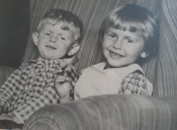 Jana Žabová, roz. Holzerová, s bratrem Jiřím Holzerem v domě v Benešově, asi 1942