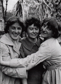 Manželka Jarmila Ruszeláková se sestrami pamětníka Lidkou a Aničkou v roce 1963