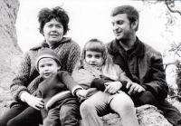 Josef Ruszelák s manželkou Jarmilou, dcerou Ivankou a synem Michalem na výletě v roce 1970