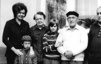 Manželka Jarmila se svými rodiči, dětmi Ivankou a Michalem a bratrem Antonínem