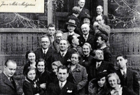 Na zahradě klobuckého statku, 1935. Dědeček pamětníka, politik Jan Malypetr, v prostřední řadě vlevo, babička Božena uprostřed