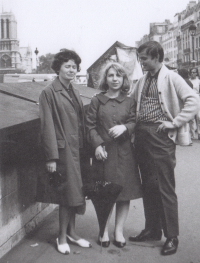 Josef a Jarmila Ruszelákovi spolu s mladou Francouzkou , která je při cestě stopem po Polsku pozvala do Paříže.  (Paříž, 1966)