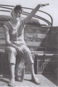 Manželka Jaroslava Ruszeláková při cestě stopem do Polska k moři v roce 1964