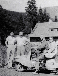 Jan Malypetr s přítelkyní Evou (na motorce) s jeho rodiči, Mísečky, 1959