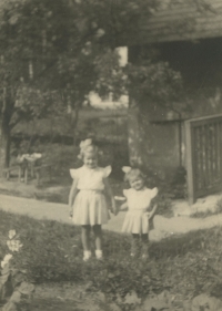 Dcery Tobkových Jaroslava a Jitka kolem roku 1963