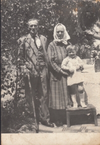 Rodiče Alžběty Ešnerové František a Františka Burešová s její mladší sestrou, 40. léta