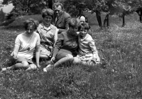 Alžběta Ešnerová (uprostřed) se sestrami Anežkou a Terezou, bratrem Františkem, matkou Františkou a neteří Hanou, 70. léta