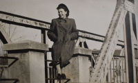 Františka Skoupá na mostě přes řeku Velká Morava, Ćuprija, rok 1941