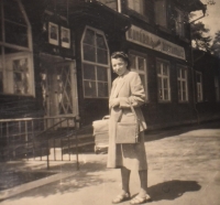 Františka Skoupá u rozhledny a restaurace Diana v Karlových Varech, konec 40. let 20. století 