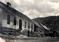 Budova školy v Bígru, do které od začátku 50. let docházela i Veronika Hamatová