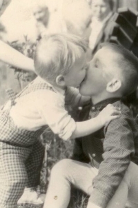 Jindřich Tomášek s o tři roky starším bratrem Rudolfem, 1964